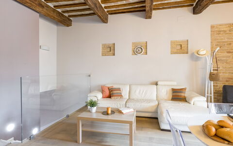 La Casa in Centro: Møbel, Indretning, Gulvbelægning, Væg, Etage, Couch, Træ, Loft, Stue, Værelse