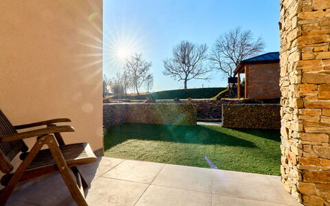Kovářská 543: Skygge, Have, Landscaping, Lawn, Mursten, Bejdse, Hårdttræ, Walkway, Stenmur
