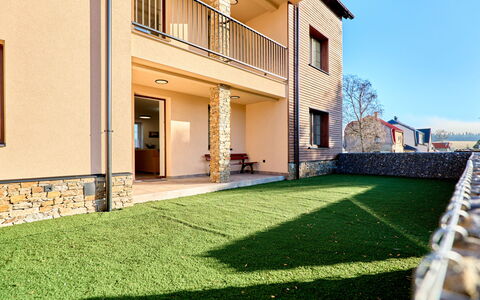 Kovářská 543: Lawn, Have, Gård, Kunstgræs, Backyard, Gårdsplads, Landscaping, Altan, Hegn, Indkørsel