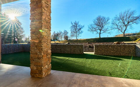 Kovářská 543: Lawn, Stenmur, Have, Mursten, Landscaping, Kunstgræs, Skygge, Backyard, Walkway