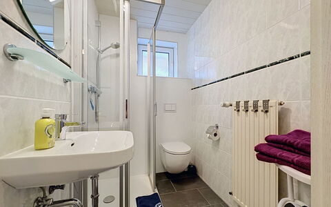 Meyer: Badeværelse, Sanitærarmatur, Gulvbelægning, Badeværelsesvask, Indretning, Håndvask, Etage, Toilet, Tap, Vvs