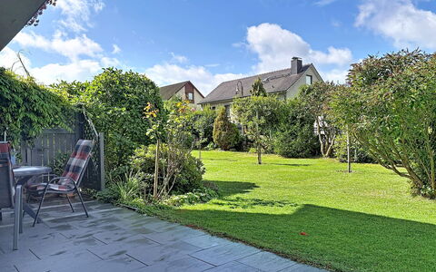 Meyer: Græs, Busk, Have, Flise, Land Lot, Bunddække, Walkway, Lawn, Skygge