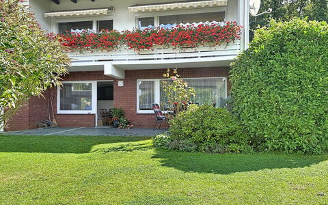 Meyer: Busk, Hus, Have, Hjem, Boligområde, Bunddække, Lawn, Gård, Sommerhus