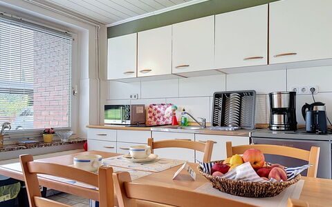 Meyer: Møbel, Køkken, Køkken Apparat, Indretning, Større Bandage, Countertop, Træ, Gulvbelægning, Loft, Cabinetry