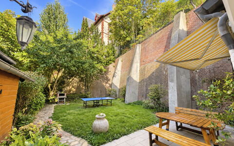 Le Vieux Chalet: Udendørs Møbler, Busk, Hus, Udendørs Bord, Møbel, Hjem, Have, Lawn, Backyard, Estate