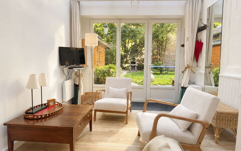 Le Vieux Chalet: Udendørs Møbler, Busk, Hus, Udendørs Bord, Møbel, Hjem, Have, Lawn, Backyard, Estate