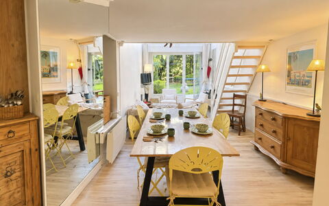 Le Vieux Chalet: Udendørs Møbler, Busk, Hus, Udendørs Bord, Møbel, Hjem, Have, Lawn, Backyard, Estate