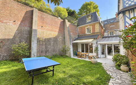 Le Vieux Chalet: Udendørs Møbler, Busk, Hus, Udendørs Bord, Møbel, Hjem, Have, Lawn, Backyard, Estate