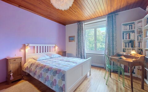 Ty Kernallec: Udendørs Møbler, Busk, Hus, Udendørs Bord, Møbel, Hjem, Have, Lawn, Backyard, Estate