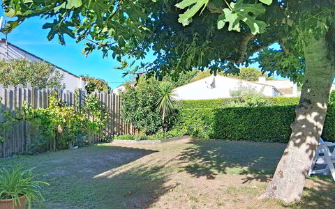 L'Ileau: Udendørs Møbler, Busk, Hus, Udendørs Bord, Møbel, Hjem, Have, Lawn, Backyard, Estate