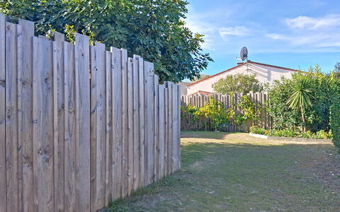 L'Ileau: Udendørs Møbler, Busk, Hus, Udendørs Bord, Møbel, Hjem, Have, Lawn, Backyard, Estate