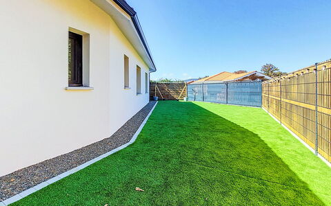 Villa Moorea: Udendørs Møbler, Busk, Hus, Udendørs Bord, Møbel, Hjem, Have, Lawn, Backyard, Estate