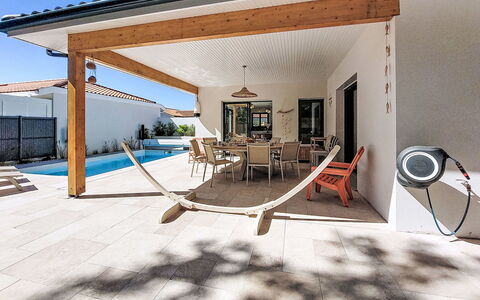 Villa Moorea: Udendørs Møbler, Busk, Hus, Udendørs Bord, Møbel, Hjem, Have, Lawn, Backyard, Estate