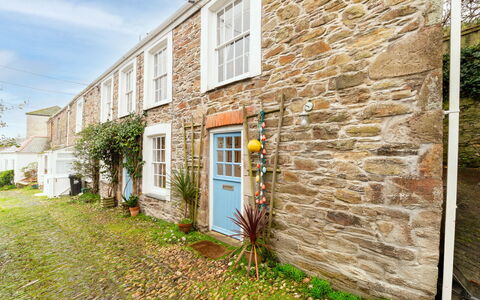 Elm Cottage: Udendørs Møbler, Busk, Hus, Udendørs Bord, Møbel, Hjem, Have, Lawn, Backyard, Estate
