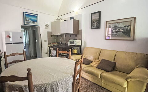 Giulia: Udendørs Møbler, Busk, Hus, Udendørs Bord, Møbel, Hjem, Have, Lawn, Backyard, Estate