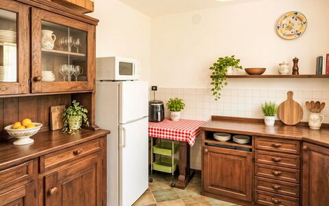 Il Ghiro: Udendørs Møbler, Busk, Hus, Udendørs Bord, Møbel, Hjem, Have, Lawn, Backyard, Estate