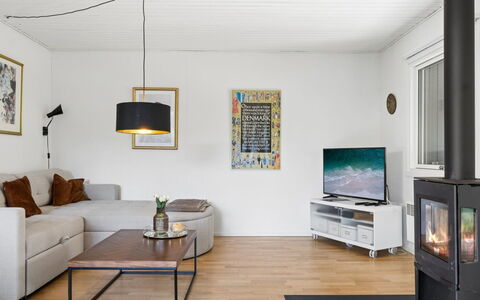 Tordis - 675M from the Sea: Møbel, Indretning, Gulvbelægning, Etage, Couch, Træ, Stue, Trægulve, Loft, Værelse