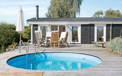 Henryka - 750M from the Sea: Træ, Sommerhus, Hjem, Udendørs Møbler, Dæk, Skygge, Stol, Veranda, Estate, Gårdhave
