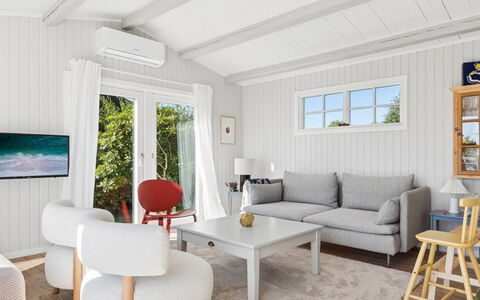 Henryka - 750M from the Sea: Møbel, Indretning, Couch, Træ, Gulvbelægning, Stue, Etage, Loft, Bord, Hjem