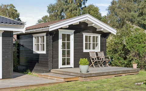 Henryka - 750M from the Sea: Træ, Sommerhus, Dør, Skur, Garden Bygninger, Sidespor, Have, Hårdttræ, Gård, Udendørs Struktur
