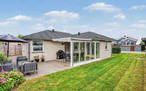 Swening - 50M from the Sea: Tag, Hus, Boligområde, Hjem, Land Lot, Sommerhus, Estate, Bunddække, Lawn, Have