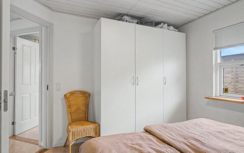 Swening - 50M from the Sea: Væg, Gulvbelægning, Etage, Træ, Indretning, Møbel, Loft, Soveværelse, Seng, Værelse