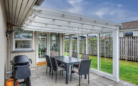 Swening - 50M from the Sea: Træ, Loft, Møbel, Veranda, Skygge, Udendørs Møbler, Udendørs Struktur, Bjælke, Dæk, Gårdhave