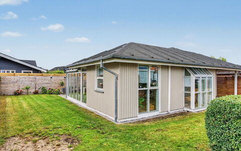 Swening - 50M from the Sea: Tag, Hjem, Hus, Boligområde, Land Lot, Sommerhus, Sidespor, Have, Lawn, Estate