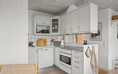 Swening - 50M from the Sea: Køkken, Køkken Apparat, Større Bandage, Countertop, Træ, Gulvbelægning, Etage, Cabinetry, Indretning, Loft