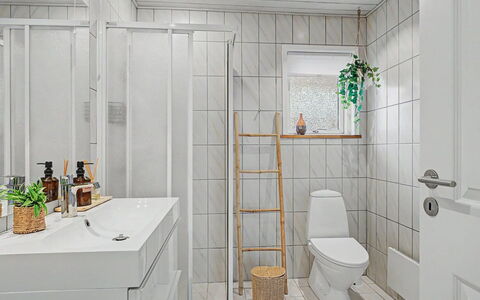 Swening - 50M from the Sea: Gulvbelægning, Etage, Indretning, Flise, Sanitærarmatur, Loft, Værelse, Vvs, Toilet, Badeværelse