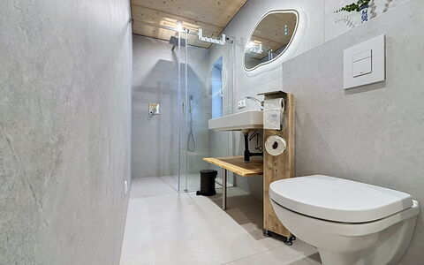 Gortipohl 625: Sanitærarmatur, Gulvbelægning, Etage, Indretning, Toiletbræt, Toilet, Badeværelse, Håndvask, Vvs, Tap