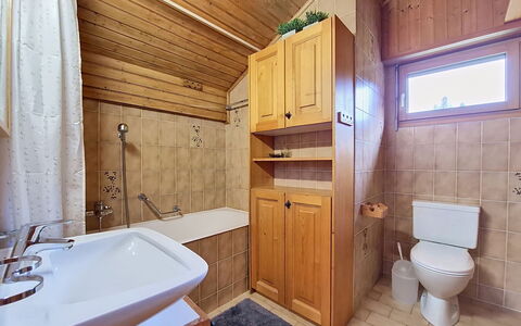 Domino C D-1: Sanitærarmatur, Badeværelsesvask, Håndvask, Gulvbelægning, Etage, Træ, Indretning, Badeværelse, Badeværelsesskab, Loft