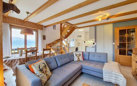 Domino C D-1: Møbel, Indretning, Gulvbelægning, Træ, Etage, Couch, Værelse, Loft, Stue, Lejlighed