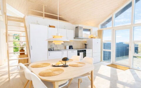 Herdina - 300M from the Sea: Træ, Loft, Gulvbelægning, Indretning, Etage, Stol, Lysarmatur, Stue, Design, Bejdse
