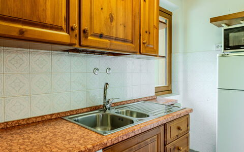 Calvet: Træ, Køkken, Indretning, Gulvbelægning, Countertop, Cabinetry, Håndvask, Køkkenvask, Sanitærarmatur, Tap