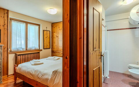 Calvet: Træ, Soveværelse, Seng, Indretning, Loft, Sengetøj, Etage, Værelse, Møbel, Bed Frame