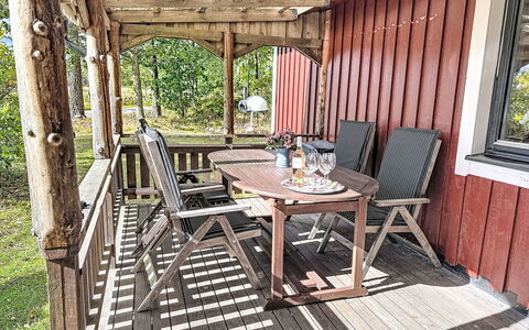 Tallstugan: Himmel, Møbel, Træ, Udendørs Møbler, Bord, Stol, Sky, Udendørs Bord, Hårdttræ, Planke