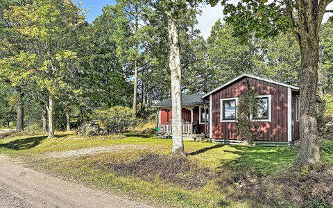 Tallstugan: Himmel, Møbel, Træ, Udendørs Møbler, Bord, Stol, Sky, Udendørs Bord, Hårdttræ, Planke