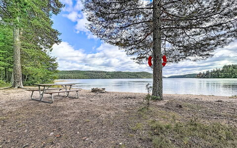 Tallstugan: Himmel, Møbel, Træ, Udendørs Møbler, Bord, Stol, Sky, Udendørs Bord, Hårdttræ, Planke