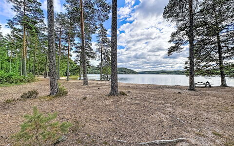Tallstugan: Himmel, Møbel, Træ, Udendørs Møbler, Bord, Stol, Sky, Udendørs Bord, Hårdttræ, Planke