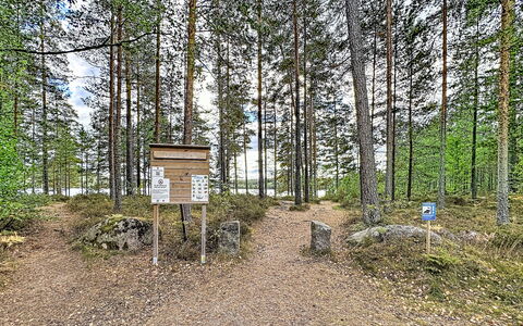 Tallstugan: Himmel, Møbel, Træ, Udendørs Møbler, Bord, Stol, Sky, Udendørs Bord, Hårdttræ, Planke