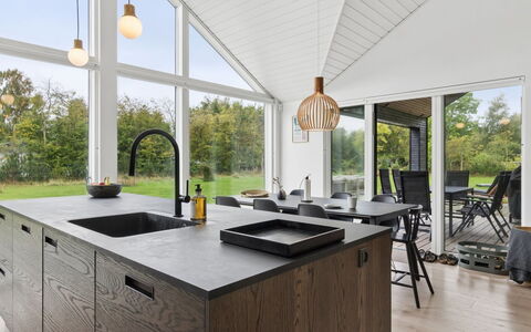 Felicita - 800M from the Sea: Køkken, Countertop, Naturmateriale, Trægulve, Hårdttræ, Tap, Planke, Skorsten, Lysarmatur, Granit