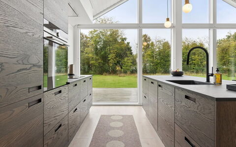 Felicita - 800M from the Sea: Gulvbelægning, Køkken, Countertop, Etage, Indretning, Cabinetry, Trægulve, Flise, Naturmateriale, Skuffe