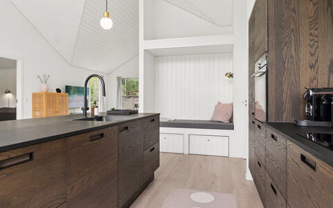 Felicita - 800M from the Sea: Gulvbelægning, Indretning, Træ, Cabinetry, Møbel, Køkken, Countertop, Etage, Loft, Lysarmatur