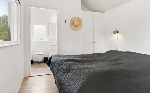 Felicita - 800M from the Sea: Væg, Soveværelse, Indretning, Seng, Gulvbelægning, Loft, Træ, Etage, Møbel, Sengetøj