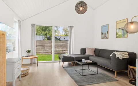 Felicita - 800M from the Sea: Gulvbelægning, Træ, Trægulve, Etage, Møbel, Indretning, Stue, Laminat Gulv, Couch, Hjem