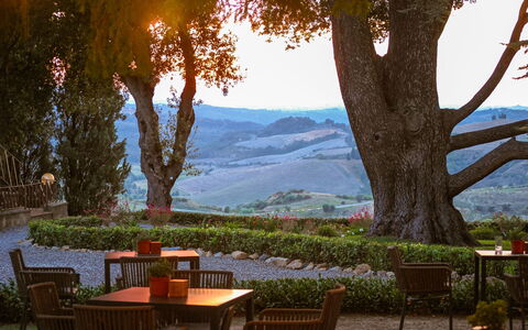 La Veduta – Scenic Views, Historic Castelfalfi: Møbel, Have, Udendørs Bord, Udendørs Møbler, Landscaping, Skygge, Eco Hotel, Plantation, Aften