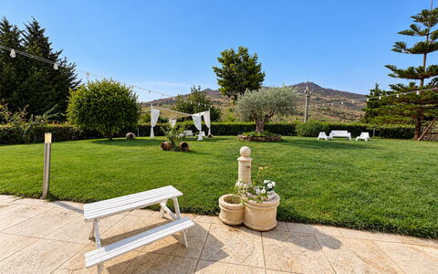 Casa Scirocco: Landskab, Have, Lawn, Landscaping, Skygge, Kunstgræs, Parkere, Gård, Evergreen