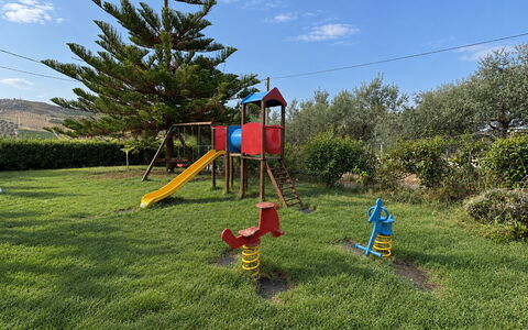 Casa Boungalow: Legetøjsrutsjebane, Legepladsudstyr, Fritid, Lawn, Chute, Have, Parkere, Legeplads, Landscaping, Skygge
