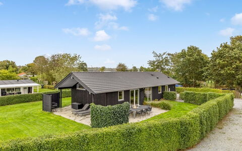 Ellanor - 100M from the Sea: Møbel, Indretning, Gulvbelægning, Etage, Væg, Couch, Træ, Stue, Værelse, Hjem
